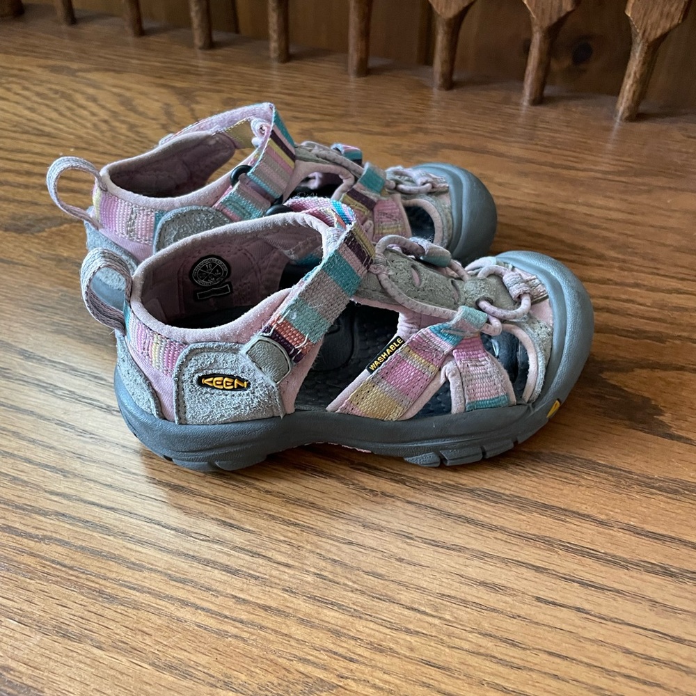 Little girls keen sandals- - Picture 2 of 6